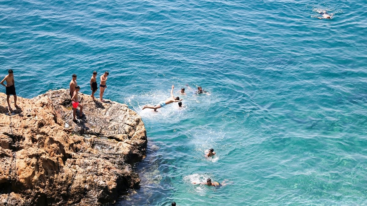 Antalya’da sıcak hava ve nem etkili: Herkes denize koştu