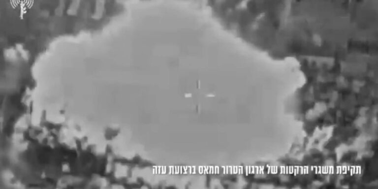 israil-yemende-baskanlik-sarayini-bombaladi-bO65krbl.jpg