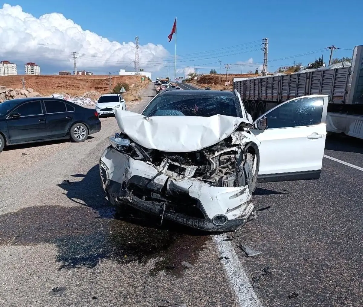 adiyamanda otomobil ile traktor carpisti 4 yarali nUNlNRzX.jpg