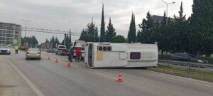 izmirde servis midibusu devrildi 5 yarali w1vPUqRn.jpg