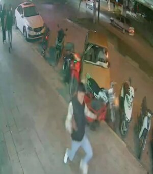 manisada otomobil motosikletlere carpip kacmaya calisti UHluQVLw.jpg