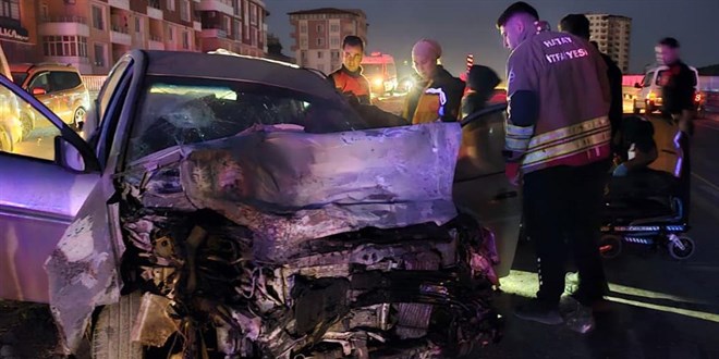 hatayda otomobil ile minibus carpisti cok sayida yarali var rMfQkKL9.jpg