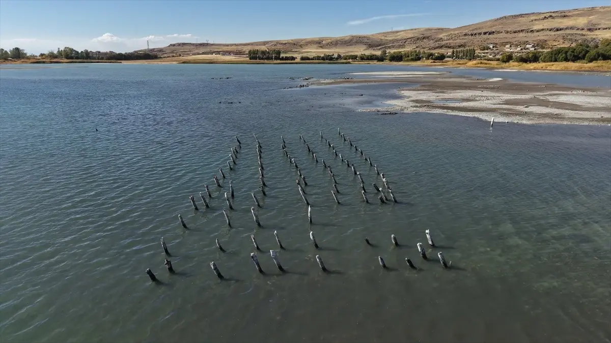 van golunun cekilmesi eski iskeleri ortaya cikardi wMn1hCdI.jpg